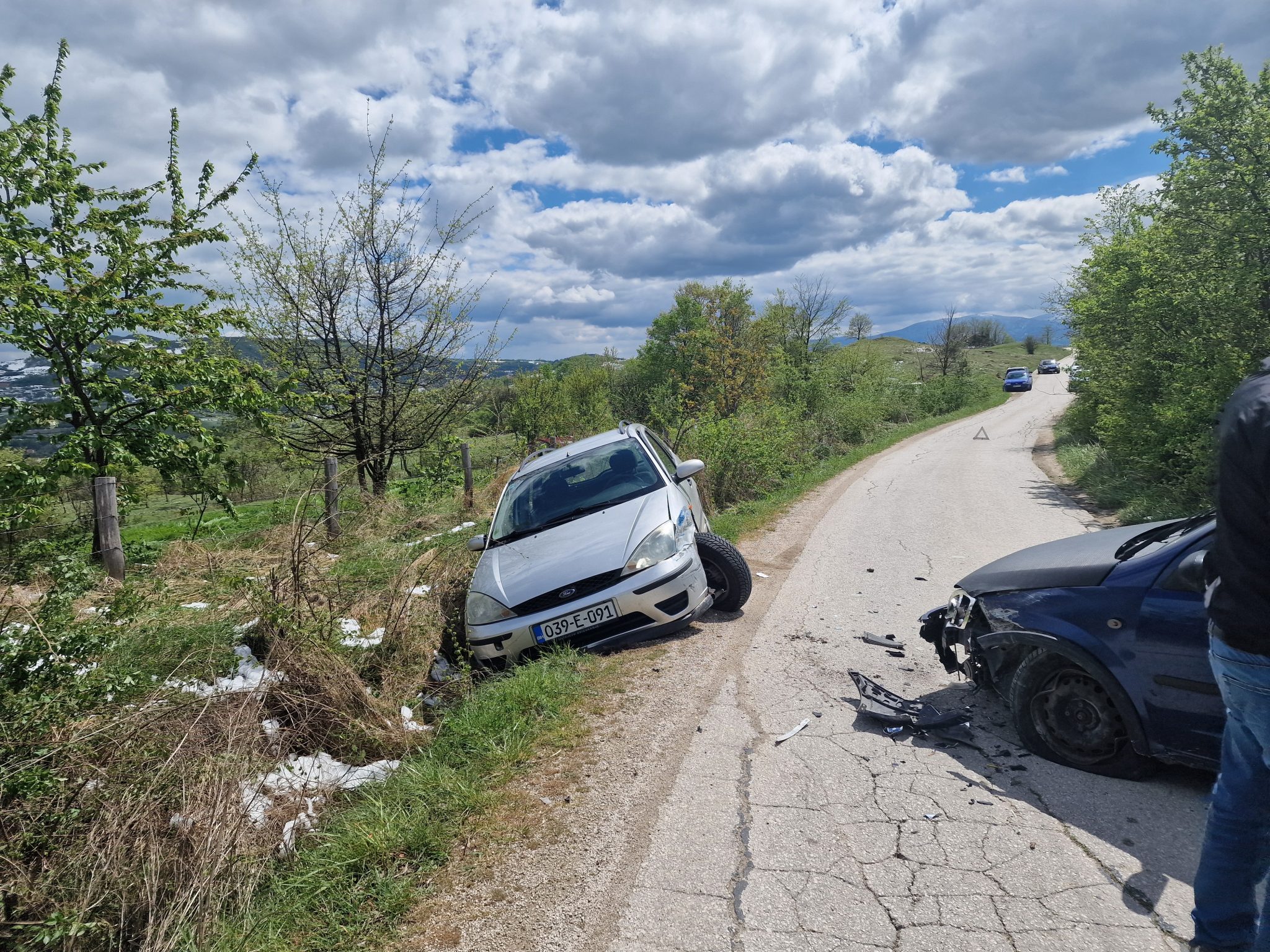 Teža prometna nesreća na lokalnom putu prema Gučoj Gori