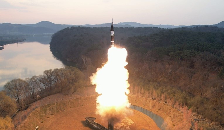 Sjeverna Koreja testirala “superveliku” bojevu glavu rakete i protuzračni projektil