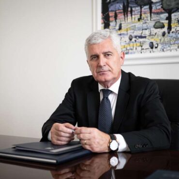 covic-nova-ruke