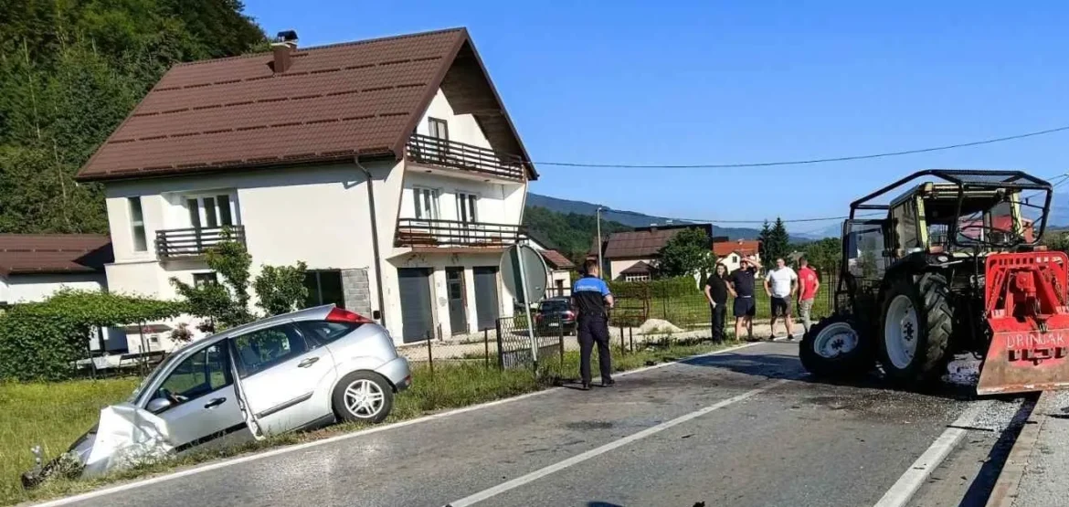 Sudar u Polju kod Busovače: Automobil završio u kanalu, promet otežan