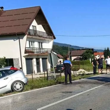 Sudar u Polju kod Busovače: Automobil završio u kanalu, promet otežan
