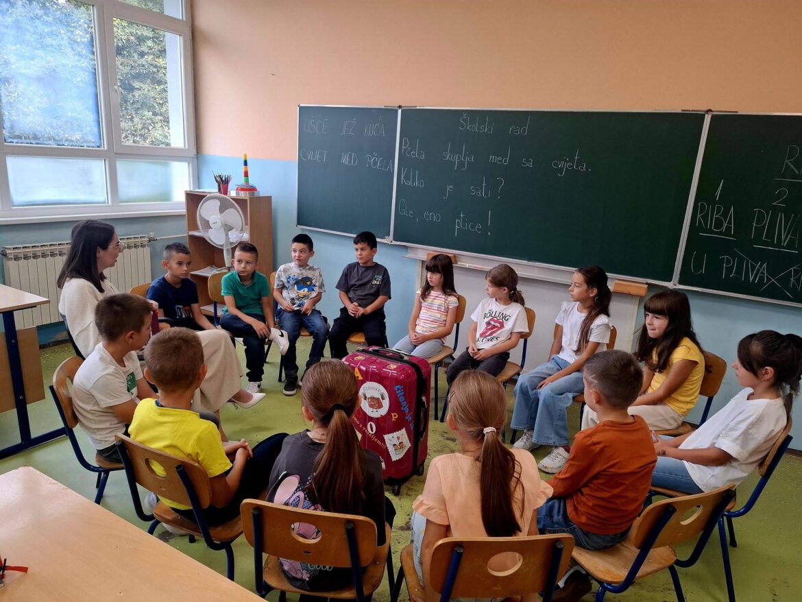 Bibliokofer stigao do malih čitatelja: Knjiga, razgovor i druženje u školama Busovače